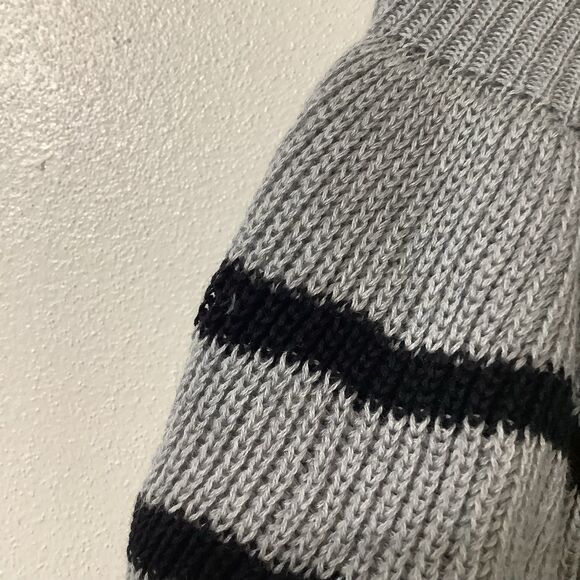 Very J Ruffle Top Knit Comfy Cozy Cozycore Grey Striped Knitted Sweater Large - Picture 10 of 11